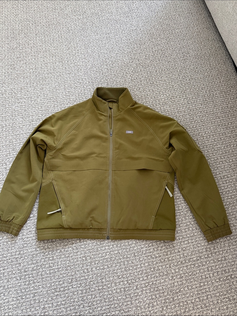 New Figs Scrubs Sydney Jacket Martini Olive Green women size M Modern Cargo Tech